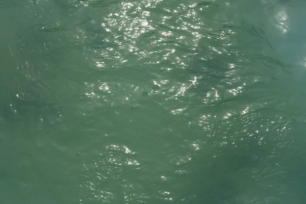 Вода Бассейне Синим Ковриком Отражением Полос Поверхность Воды Фона Вода — стоковое фото