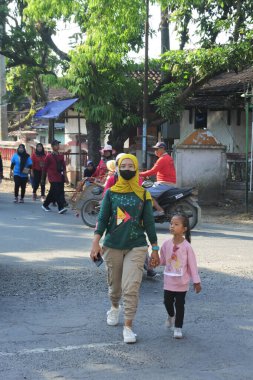 Merkez Java, Endonezya, 28 Ağustos 2022: Endonezya 'nın Bağımsızlık Günü' nü kutlamak için bölge yönetimi tarafından düzenlenen sağlıklı yürüyüş ve sakin yürüyüş. Sakin bir yürüyüş ya da sağlıklı bir yürüyüş..