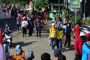 Merkez Java, Endonezya, 28 Ağustos 2022: Endonezya 'nın Bağımsızlık Günü' nü kutlamak için bölge yönetimi tarafından düzenlenen sağlıklı yürüyüş ve sakin yürüyüş. Sakin bir yürüyüş ya da sağlıklı bir yürüyüş..