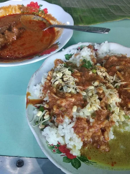 チキンサティ インドネシアのブローラ出身の料理 皿に盛られたサタイライス — ストック写真