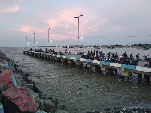 Menschen Strand Der Abenddämmerung Zentraljava Indonesien Juli 2022 — Stockfoto