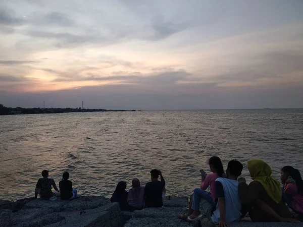 Люди Пляжі Сутінках Центральна Ява Індонезія Липня 2022 Року — стокове фото