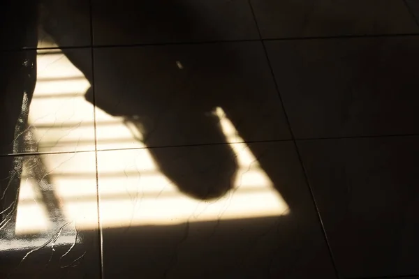 Silhouet Van Niet Geïdentificeerde Schaduwfiguur Vloer Silhouet Van Mens Voor — Stockfoto