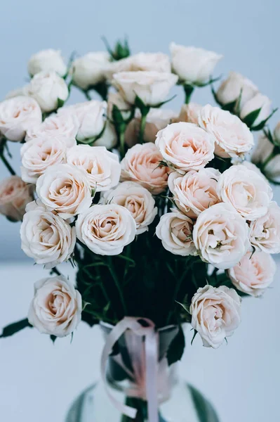 Creme Rosen Auf Weißem Hintergrund Zartes Blumengesteck Hintergrund Für Eine — Stockfoto