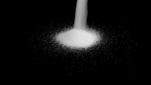 Λευκή Ζάχαρη Που Πέφτει Ένα Σωρό Μαύρο Φόντο Υψηλή Γλυκόζη — Αρχείο Βίντεο