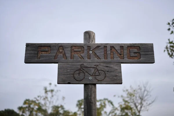 Estacionamiento Ecológico Bicicletas Marcado Con Poste Madera — Foto de Stock