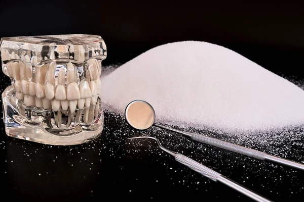 Zahnarztspiegel Und Haken Auf Haufen Von Weißem Zucker Karieskonzept — Stockfoto