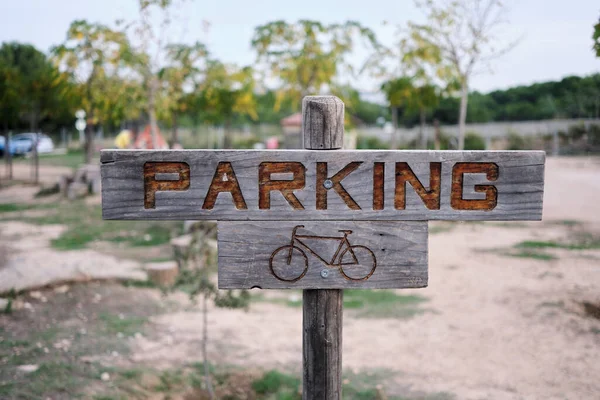 在自然环境中设置单车泊车标志 以鼓励健康生活 — 图库照片