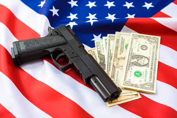 Üzerinde Dolar Banknotları Olan Bir Silah — Stok fotoğraf