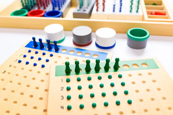Divisionsnämnden Montessori Ett Matematiskt Material Att Lära Sig Ett Alternativt — Stockfoto