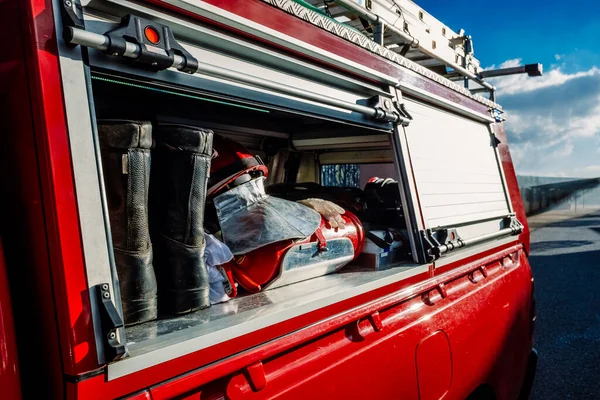 Camión Bomberos Con Sus Herramientas Para Extinguir Incendio Diurno —  Fotos de Stock