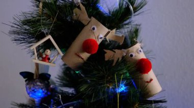 Noel ışıkları el yapımı süslemelerle ağaçta.