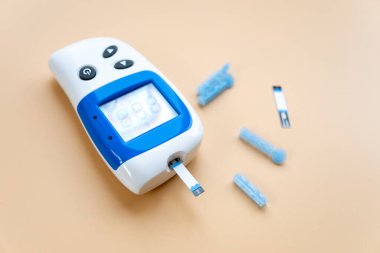 Diyabet, glukometreyle kontrol edilen hastalık, arka planda izole edilmiş..