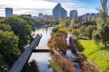 Valencia, İspanya - 24 Kasım 2022: Şehrin kuzey bölgesinin panoramik manzaralı Cabezera de Valencia parkı.