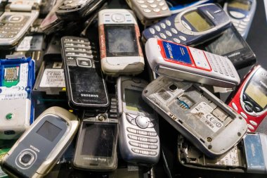 Valencia, İspanya - 10 Aralık 2022: Birçok eski ve modası geçmiş cep telefonu ve elektronik atık.