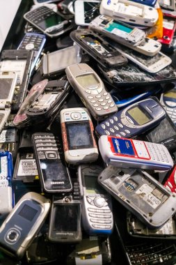 Valencia, İspanya - 10 Aralık 2022: Birçok eski ve modası geçmiş cep telefonu ve elektronik atık.