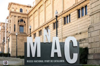 Barselona, İspanya - 12 Aralık 2022: MnAC 'nin yan cephesi, Katalonya Ulusal Sanat Müzesi.
