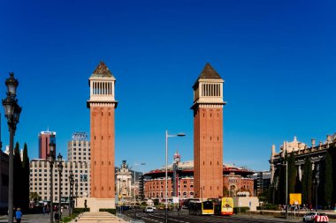 Barselona, İspanya - 12 Aralık 2022: Barcelona 'daki Montjuic dağının eteğindeki Venedik kuleleri.