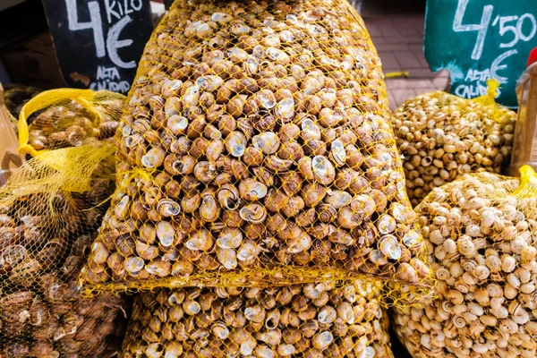 Geleneksel İspanyol yol kenarı tezgahında yenebilir salyangozlar satılıktır. Hoş olmayan yemekler.