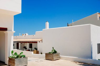 Akdeniz adalarının yaz sıcağıyla savaşmak için duvarları beyazlatılmış geleneksel İbiza evleri.