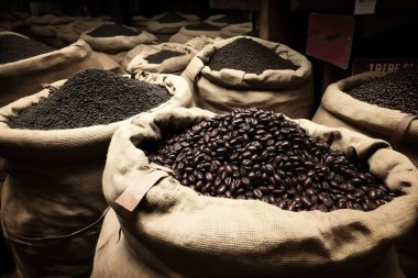 Çuvallar dolusu kahve çekirdeği, perakende satış.. 