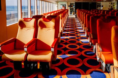 Yelken açmadan önce yolcu feribotundaki boş koltuklar..