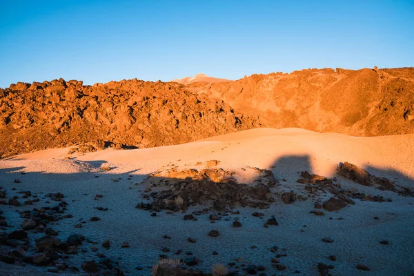 Salida Del Sol Desierto Rocoso Con Sombras Proyectadas Por Las —  Fotos de Stock