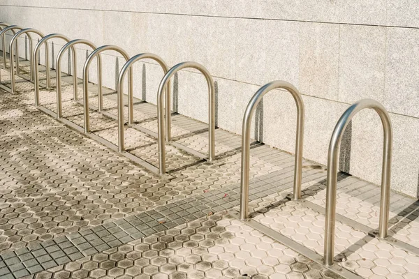 建物の入口に設置されている公園用自転車用のバー — ストック写真