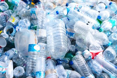 Huelva, İspanya - 22 Nisan 2023: PET su plastik şişeleri, geri dönüşüm için atıldı.