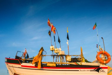 Algarve, Portekiz - 22 Nisan 2023 Kumlu sahilde balıkçı tekneleri, gelgiti bekliyorlar..