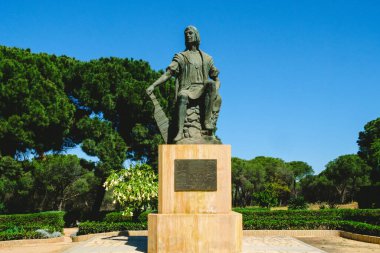 Huelva, İspanya - 22 Nisan 2023 Palos de la Frontera 'daki kaşif Kristof Kolomb Heykeli.