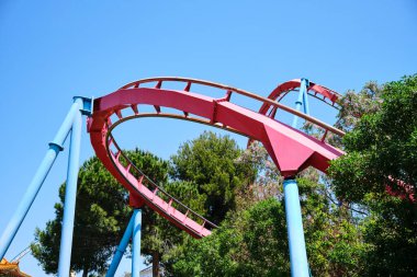 Dar metal raylı ters dönmüş lunapark treni. Tatillerin tadını çıkarmak için ideal bir yaz günü.