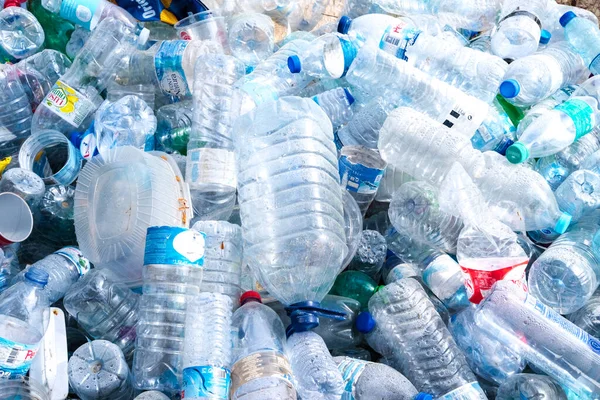 スペインのウエルバ 2023年4月22日 リサイクルのために捨てられたPet水プラスチックボトル — ストック写真