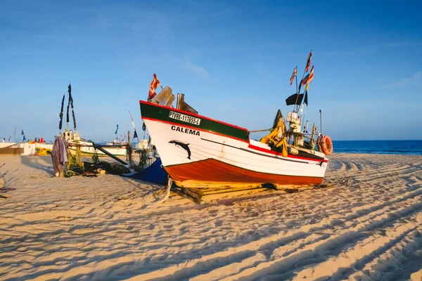 Algarve Portugalia Kwietnia 2023 Łodzie Rybackie Piaszczystej Plaży Czekające Przypływ — Zdjęcie stockowe