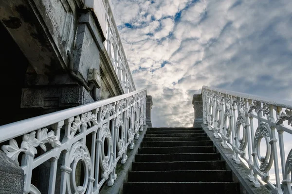 Ancient Decorated Staircase Beautiful Handrails Goes Dramatic Cloudy Sky — Foto de Stock