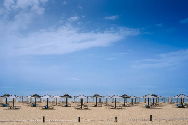 Strand Met Niemand Algarve Het Voorjaar Met Moderne Parasols Maar — Stockfoto