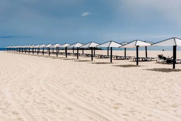 Tengerpart Algarve Ban Tavasszal Modern Esernyőkkel Turisták Nélkül — Stock Fotó