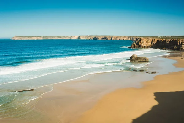 Stock image Beautiful beaches of fine sand and high, slender cliffs, one morning, in the Algarve.