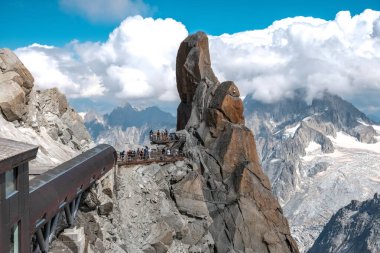 Tırmanışçılar Montblanc yakınlarındaki dağ sırtlarını ve kayaları aşıyor.