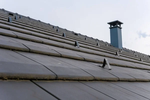 欧洲风格的屋顶 有保温瓷砖以御寒 — 图库照片