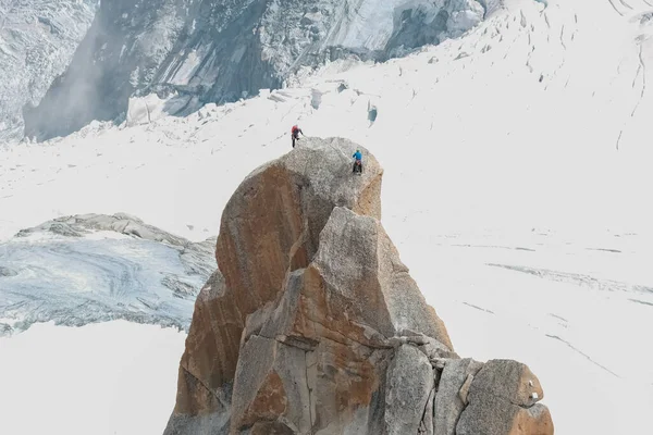 Альпинисты Пересекают Горные Хребты Скалы Вблизи Монблана — стоковое фото