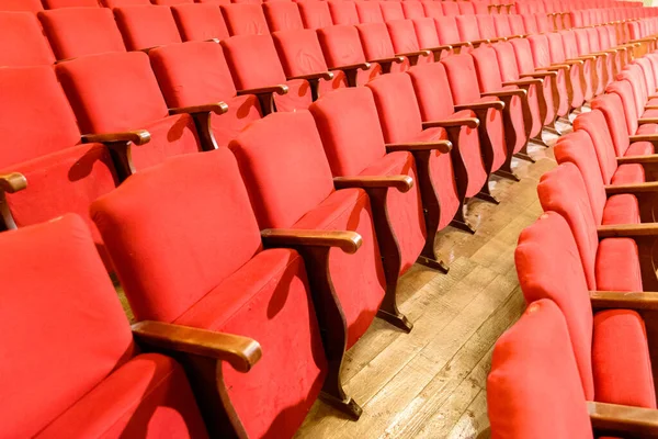 Rij Van Rode Stoelen Een Theater Met Oude Houten Vloer — Stockfoto