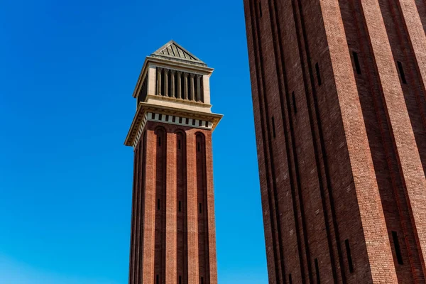 Duas Torres Venezianas Barcelona Feitas Tijolo Exposto Construído Durante Exposição — Fotografia de Stock