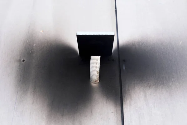 Kipufogócső Egy Fekete Füst Által Megrongált Dízelmotorról Falon — Stock Fotó