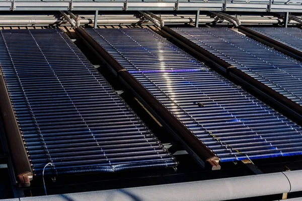 Instalación Techo Grandes Placas Tubo Vacío Térmico Solar Para Calefacción —  Fotos de Stock