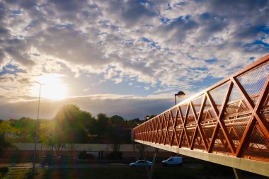 Valencia, İspanya - 1 Aralık 2022: Metal bir yürüyüş yolu yayaların geçişini kurtardı.