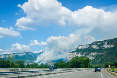 Grenoble, Fransa - 5 Eylül 2022: Bir dağ yamacında bir orman yangını patlak verdi..