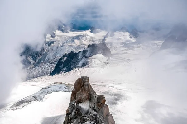 アルプスの氷河の間の壮大な山の岩場 ロイヤリティフリーのストック画像