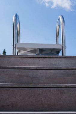 Merdiven taşınabilir bir havuza gidiyor, yazın ferahlatıcı..