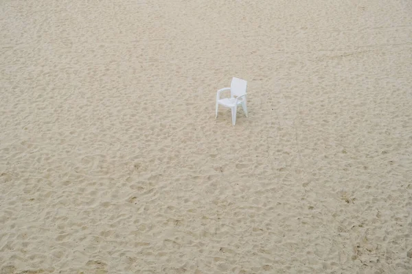 Пляж Взимку Безлюдний Покинутим Пластиковим Білим Стільцем Сміттям Природі — стокове фото